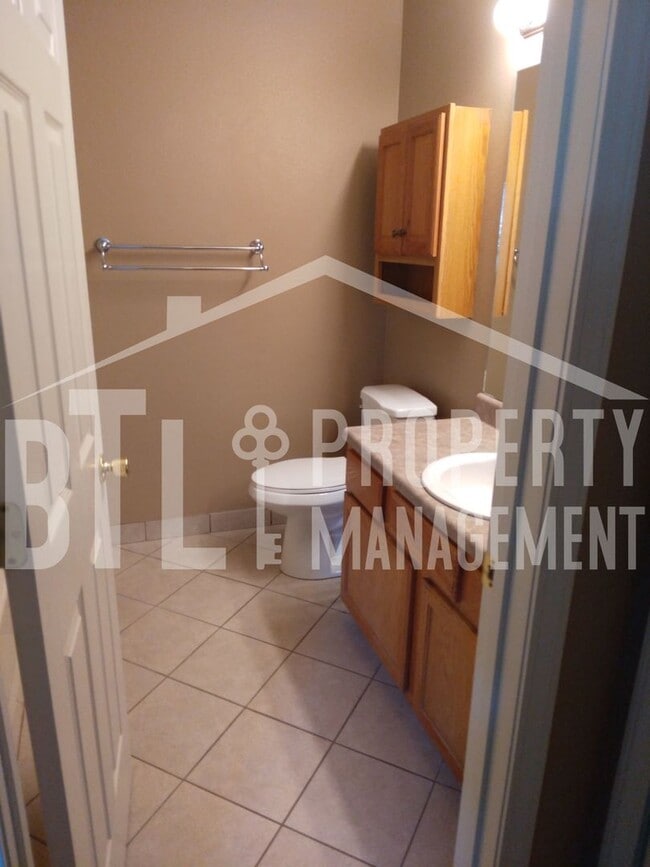 Building Photo - 3 Bedroom 2 Car Garage Duplex in Branson