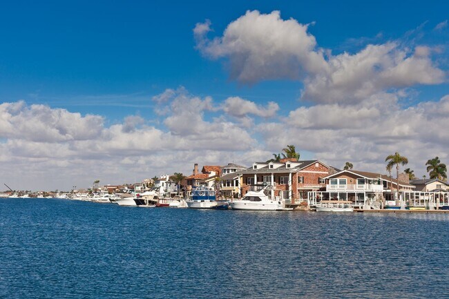 Building Photo - 916 Delaware St