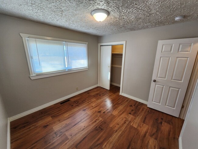 Building Photo - 318 W Feather Pl