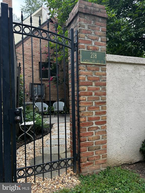 Building Photo - 218 E Marshall St