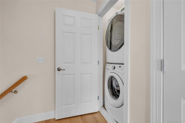 Building Photo - 31 Maple St