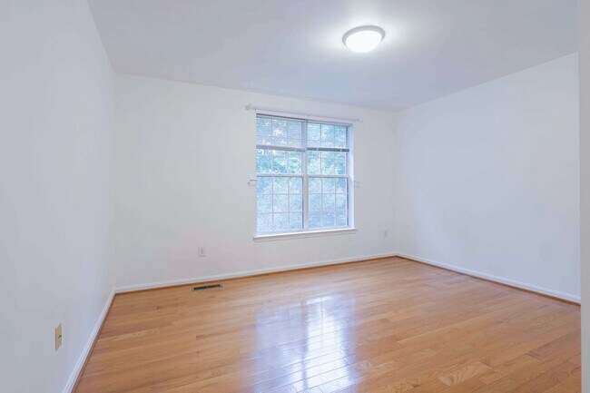 Building Photo - Beautiful 4 BR/3.5 BA Single-Family Home i...