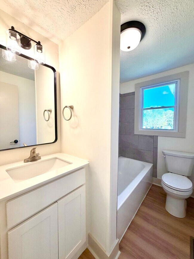 Building Photo - 211 Sanderson Dr