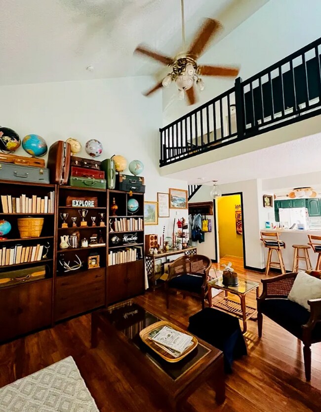 Building Photo - Room in a large shared home, great neighborhood, friendly roommates!