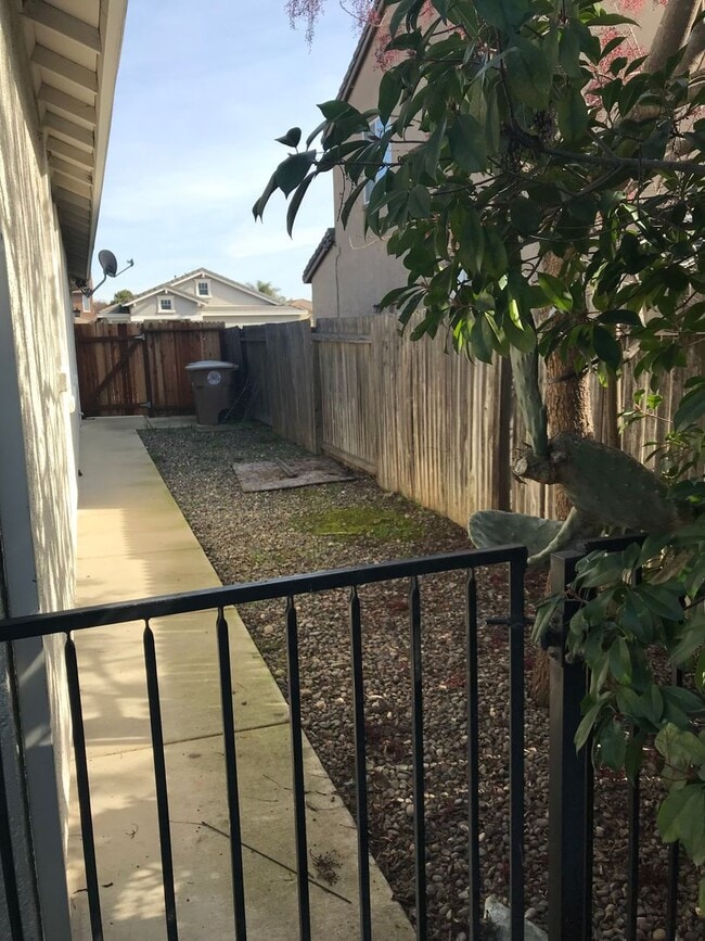 Building Photo - 3 Bed| 2 Bath | 1540 SF | 2 Car Garage | Single Story | Tenant pays $175 monthly for WS&G