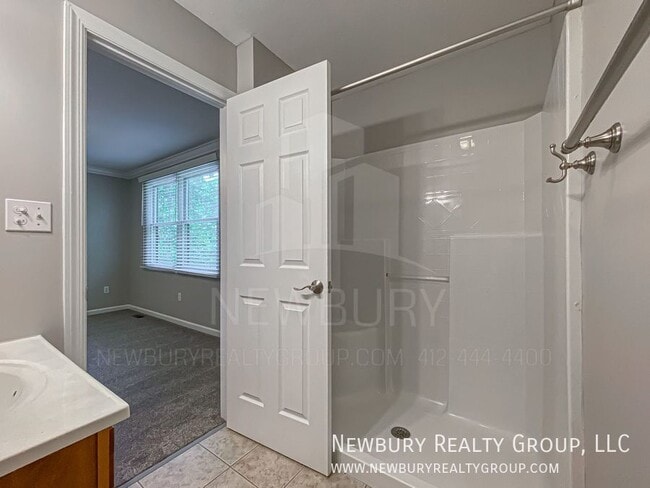 Building Photo - 135 Banksville Pl