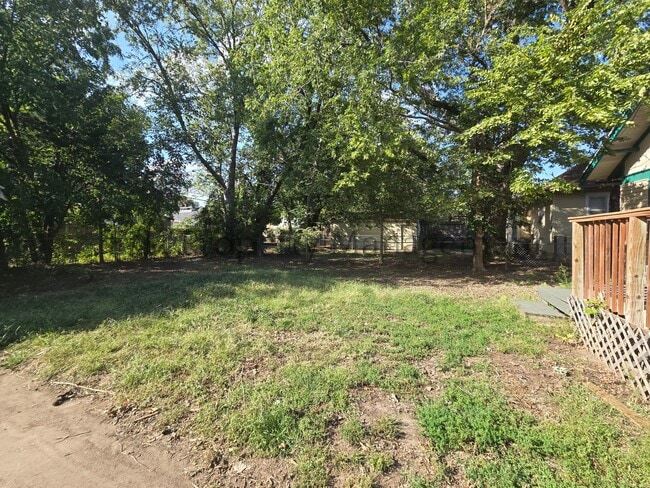 Building Photo - 907 N Faulkner St