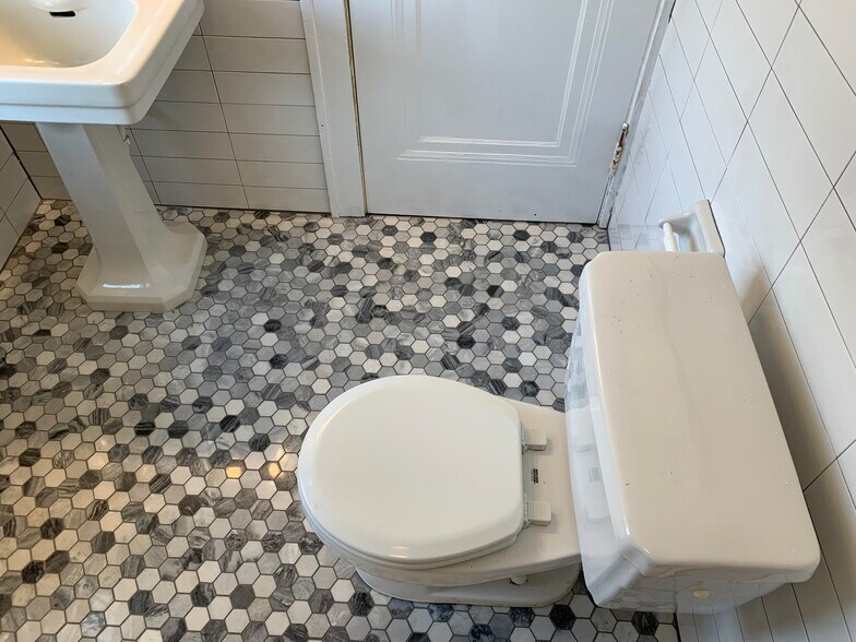 Building Photo - 2628 Traymore Rd