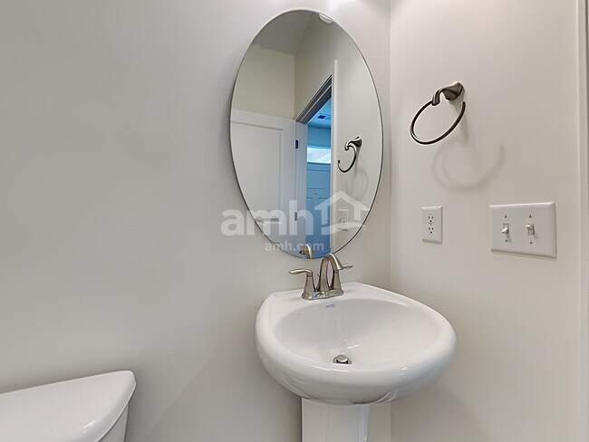 Building Photo - 512 West St