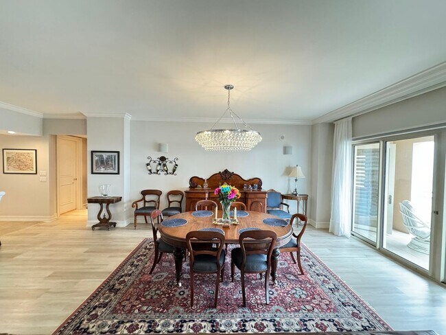 Building Photo - Seasonal/short term 3/2 renovated Ritz Carlton beauty with long water views