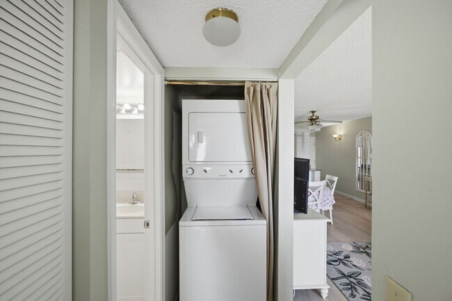 Building Photo - Waterfront Condo - 6 Month Lease - Furnished