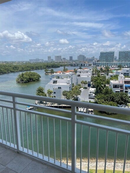 Building Photo - 400 Kings Point Dr