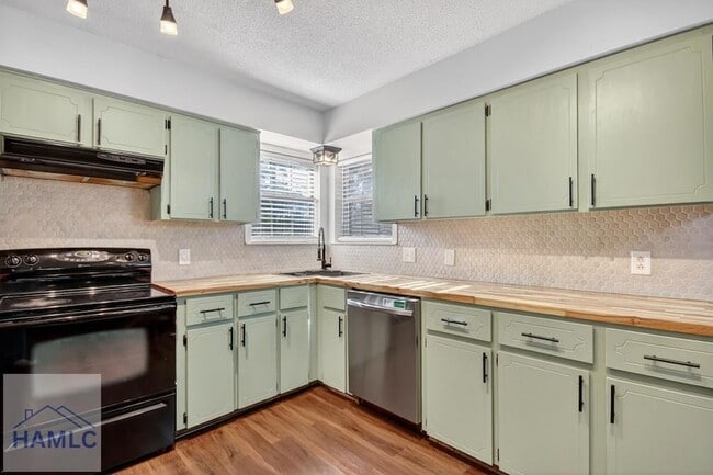 Building Photo - 606 Windhaven Dr