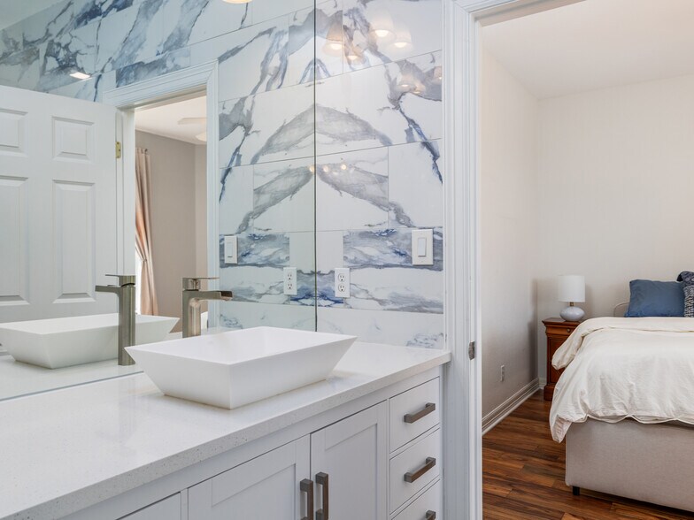 Building Photo - 9805 Big View Dr