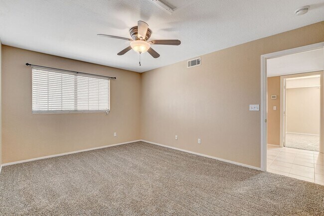 Building Photo - Spacious Townhome w/large yard! Near Summe...