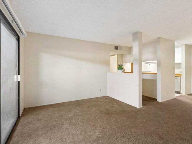 Building Photo - 2955 Lakeside Dr