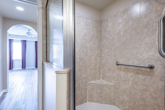 Building Photo - WALKING DISTANCE TO SUNSEEKER RESORT AND P...