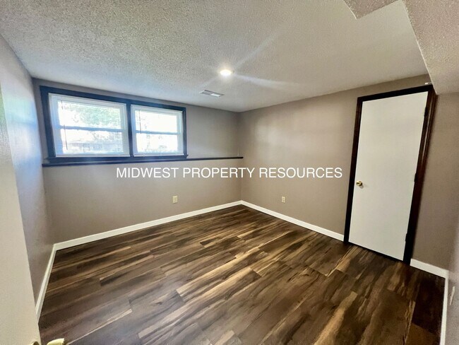 Building Photo - Freshly Updated 3 Bedroom Duplex