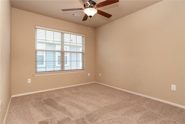 Building Photo - 3908 SW Ridgepointe Ave