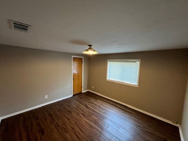 Building Photo - 3B/1.5B Home Available in Lake Charles