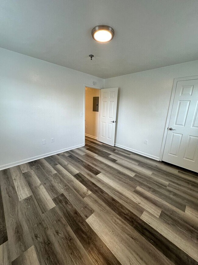 Building Photo - $1180 for 1 bedroom in a 4 Bedroom Apartme...