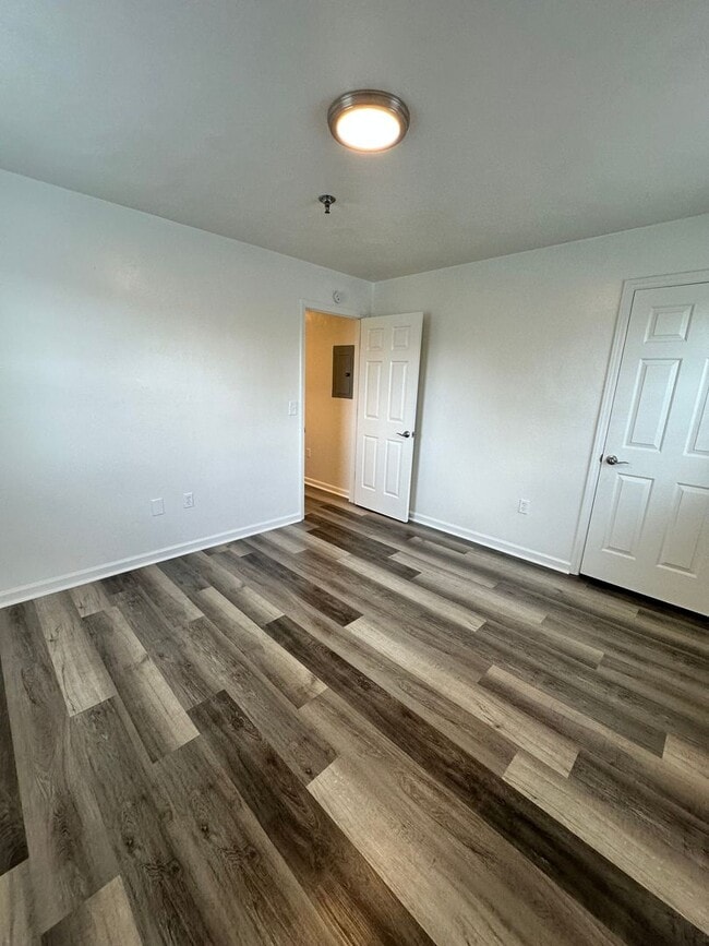 Building Photo - $1180 for Newly Renovated 1 bedroom in a 4...