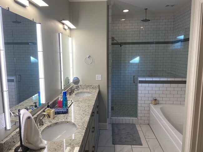 Building Photo - 4BR/4.5BA Furnished Townhome For Rent