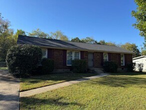 Building Photo - 3 Bedroom/1 Bath near shopping off Wilma R...