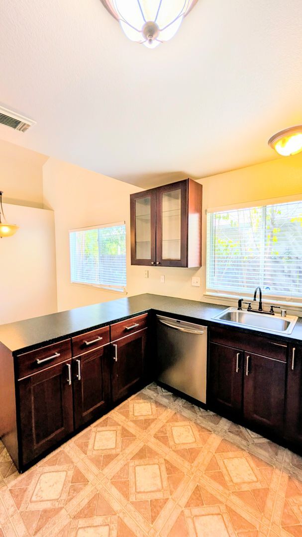 Building Photo - Beautiful 3BD/2BTH Single Family Home on C...