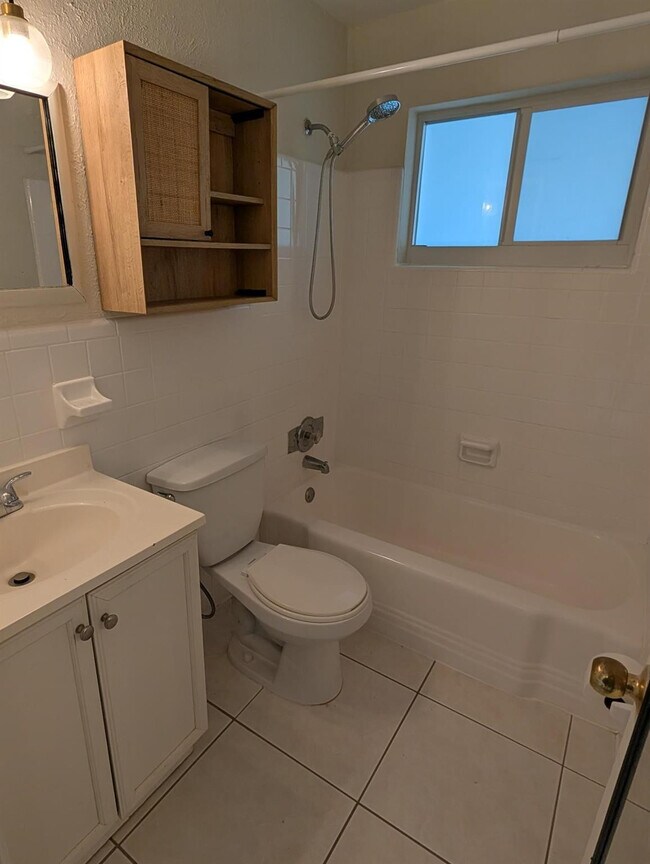 Building Photo - 816 NE 4th St