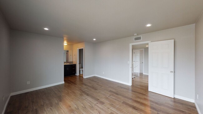Building Photo - Crestmont PIace