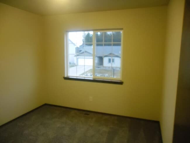 Building Photo - Newer Split Entry 4 Bedroom 3 Bath Home