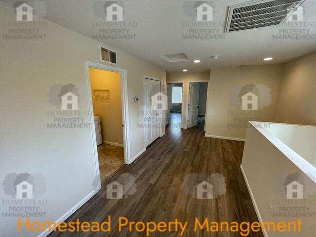 Building Photo - Welcome home! Outstanding Salem location!