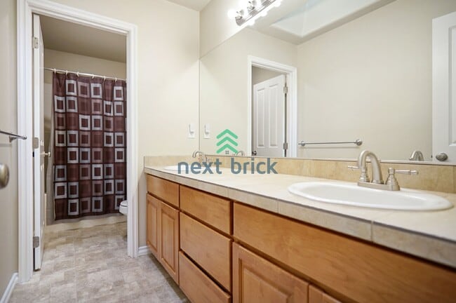 Building Photo - Stunning 3-Bedroom, 3.5-Bathroom Home in Desirable Woodinville