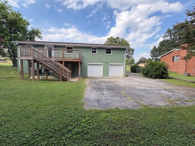 Building Photo - 1614 Shady Cir
