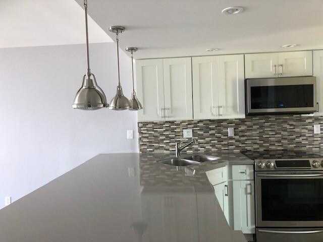 Building Photo - 1609 N Riverside Dr