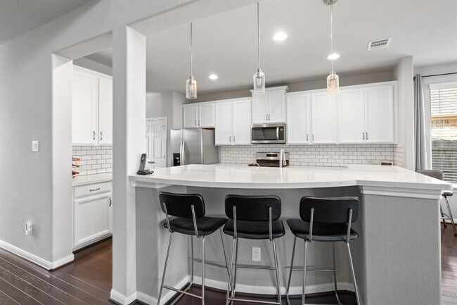 Building Photo - 515 Round Lake Dr