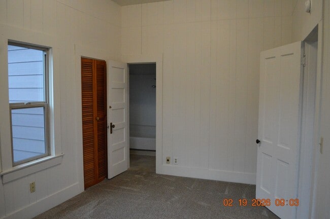 Building Photo - 330 SW Bryant St