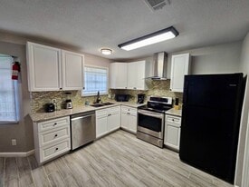 Building Photo - 5840 Oleander St
