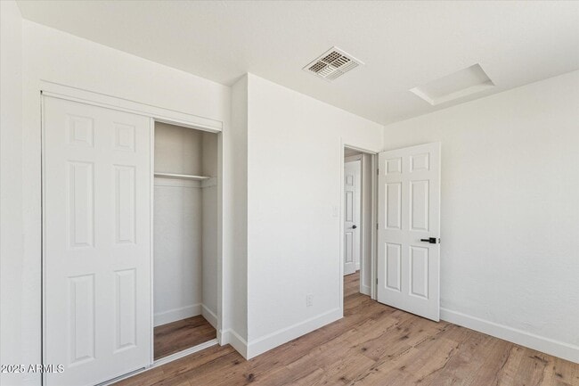 Building Photo - 2739 E Tamarisk Ave