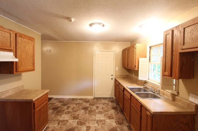 Building Photo - New On The Market with GREAT FEATURES!  Large 3 Bedroom PLUS Den!!