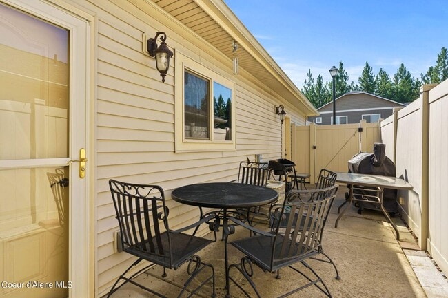 Building Photo - Gated Black Bay Community condo 3 bed 2.5 bath