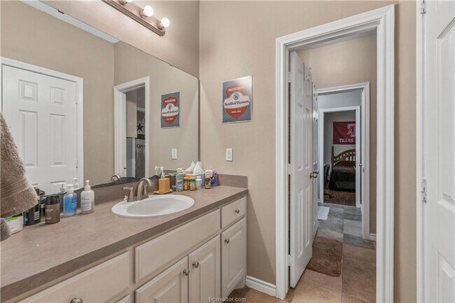 Building Photo - Available August 2026! Spacious 4 Bed House in South College Station!