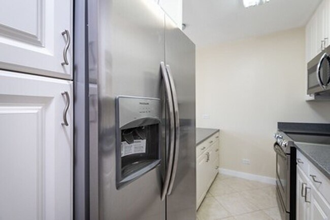 Building Photo - Centrally Located Queen Emma Gardens,