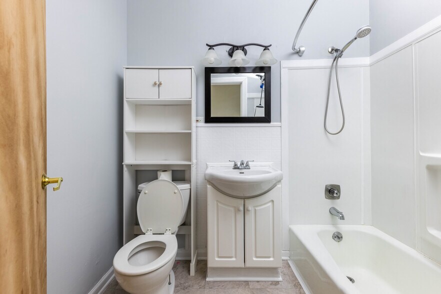 Building Photo - 901 W 19th St