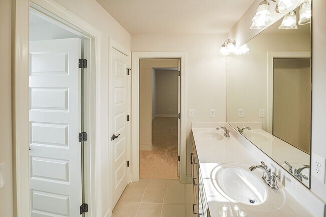 Building Photo - 5032 Ozment Dr