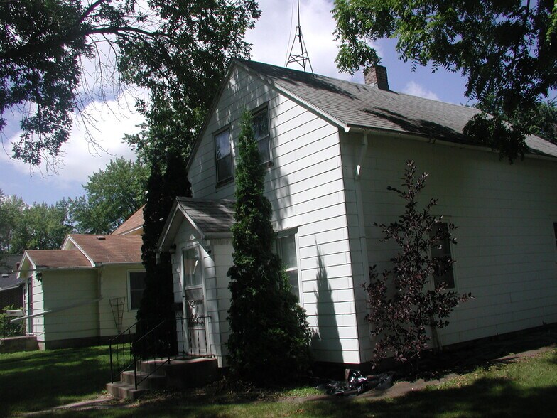 Building Photo - 241 E Ronning Ave