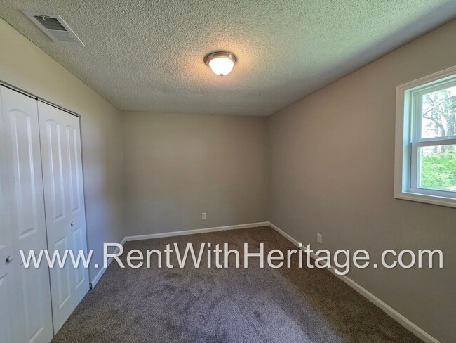 Building Photo - Awesome 3 bd/ 1.5 Bath Brick Front Ranch / No Steps / Totally Renovated / Great Location