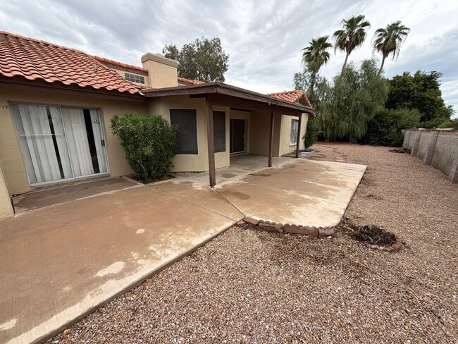 Building Photo - 837 N Oak Ct