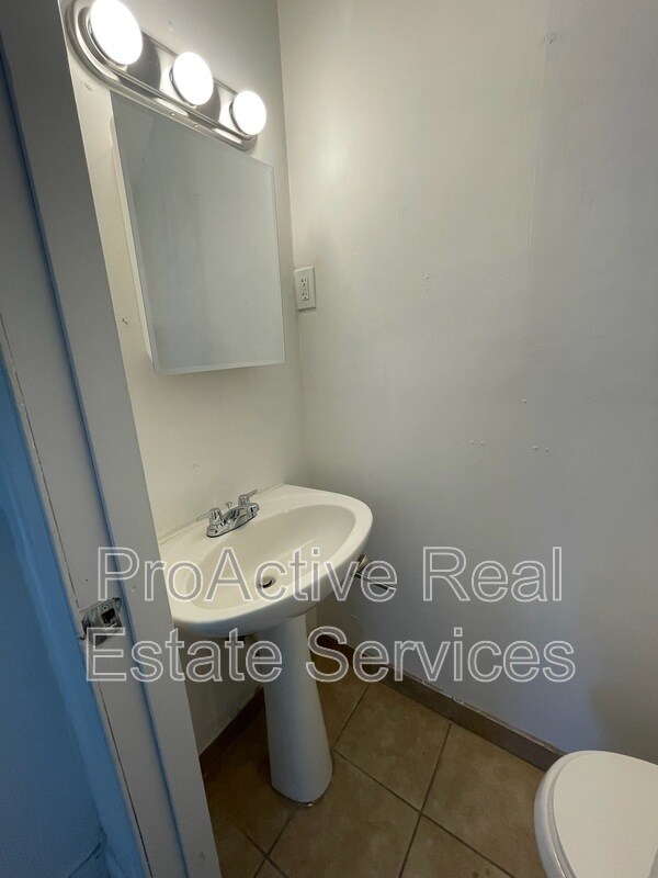 Building Photo - 815 W 34th St